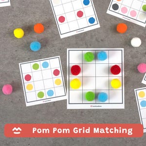 Könnte beinhalten: Eine Sammlung bunter Pompons und passender Rasterkarten. Die Karten haben ein Rastermuster mit farbigen Kreisen. Die Pompons sind gelb, orange, blau, grün, rosa und weiß. Der Text "Pom Pom Grid Matching" wird auf einem roten Banner angezeigt.