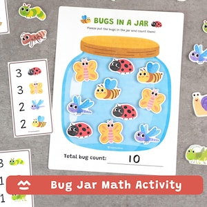 Può includere: Un colorato set "Bug Jar Math Activity". L'immagine principale presenta un barattolo pieno di insetti dei cartoni animati, tra cui farfalle, coccinelle e api. Il set include schede numeriche e ritagli di insetti per esercitarsi a contare. Il conteggio totale degli insetti è 10.