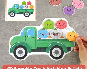 Puede incluir: Un recorte de camión verde con una plataforma para colocar piezas pequeñas y coloridas en forma de calabaza. El set incluye una tarjeta a juego con un camión verde y cinco calabazas, además de varios recortes de calabazas con expresiones.