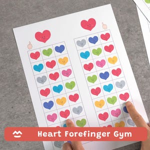Peut inclure: Une feuille blanche avec une grille d'illustrations de cœurs colorés, chacun avec un visage souriant. Le texte "Heart Forefinger Gym" est affiché sur une bannière rouge en bas. Des doigts pointent vers les cœurs.