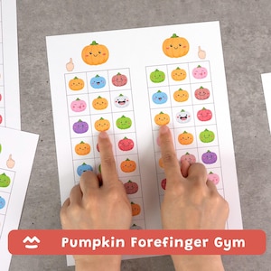 Puede incluir: Una hoja de actividades de papel blanco con dos columnas verticales de cuadrados, cada uno con una pequeña calabaza de dibujos animados colorida con una expresión facial única. La hoja incluye ilustraciones de dedos y el texto Pumpkin Forefinger Gym.