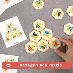 Pode incluir: Um conjunto de peças de puzzle hexagonais com abelhas de desenho animado com riscas amarelas e pretas e asas azuis. As peças estão dispostas num padrão triangular sobre uma superfície cinzenta, com peças soltas e um cartão de referência.
