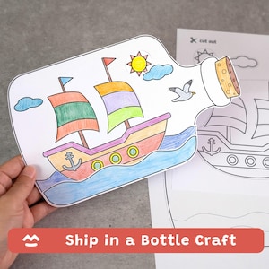 Può includere: Un ritaglio di carta a forma di bottiglia contenente un disegno colorato di una nave con vele arancioni, verdi e viola su onde blu. La scena include un sole giallo, nuvole blu, un gabbiano e un tappo di sughero.