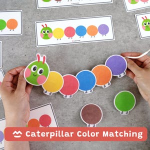 Op de afbeelding: Een kleurrijk spel om kleuren te matchen met een groene rupskop en lichaamssegmenten in geel, rood, blauw, oranje en paars. De tekst "Caterpillar Color Matching" wordt weergegeven in een rode banner.