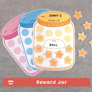 Puede incluir: Una taza de cerámica blanca con asa negra y el texto "But First, Coffee" en negrita negra. La taza se encuentra sobre un fondo borroso, sugiriendo un ambiente acogedor.