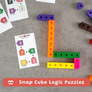 Può includere: Un set di cubi a incastro in plastica colorata disposti in una struttura a forma di L, accompagnati da carte di logica bianche. Le carte riportano il testo Snap Cube Logic Puzzles e diagrammi con quadrati numerati, frecce e la parola START.