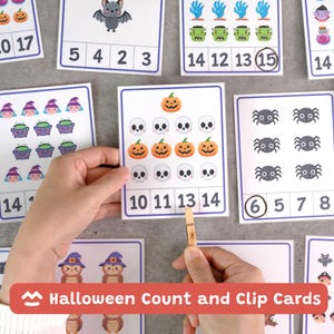 Peut inclure: Un ensemble de cartes à compter rectangulaires blanches sur le thème d'Halloween avec des bordures bleues. Chaque carte présente des illustrations colorées de citrouilles, crânes, araignées et sorcières, avec des chiffres imprimés en bas.