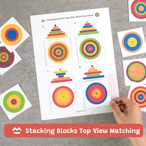 Puede incluir: Una hoja de actividades Stacking Blocks Top View Matching Game con ilustraciones numeradas de torres de bloques coloridos apilados y patrones circulares vistos desde arriba. Se incluyen varias tarjetas cuadradas sueltas con diseños de círculos concéntricos.
