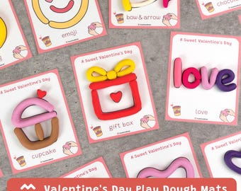 Op de afbeelding: Valentijnsdag kleimatten met kleurrijke klei creaties. Kaarten tonen een cadeau doos, cupcake, emoji, pijl en boog, en het woord "liefde". Elke kaart heeft de tekst "A Sweet Valentine's Day".