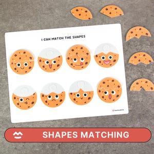 以下が含まれることがあります： 「I CAN MATCH THE SHAPES」と「SHAPES MATCHING」の文字が入った白い教育用ボードゲーム。さまざまな表情のクッキーの形と、それに合わせたクッキー型のパズルピースが描かれています。クッキーはオレンジ色で、茶色のチョコレートチップが付いています。