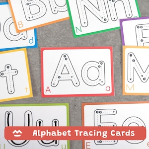 Pode incluir: Uma coleção de cartões retangulares para traçar o alfabeto com letras maiúsculas e minúsculas, setas direcionais numeradas e linhas tracejadas para guiar a escrita. Cada cartão tem uma borda colorida em vermelho, laranja, amarelo, verde, azul ou roxo.