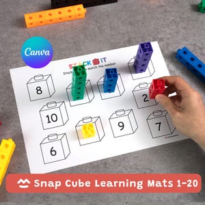 Könnte beinhalten: Eine Lernmatte mit den Zahlen 1-20 und bunten Steckwürfeln. Die Matte zeigt Zahlen in Würfelumrissen. Die Würfel sind grün, blau, lila, gelb und rot. Der Text auf der Matte lautet "Stack it to match the number".