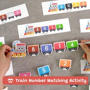 Pode incluir: Uma atividade de correspondência numérica com tema de trem, composta por recortes de papel de trens coloridos de desenho animado e vagões individuais. Cada vagão exibe um numeral branco, incluindo 1, 2, 4, 5, 6, 7, 8, 9 e 10 para contagem.