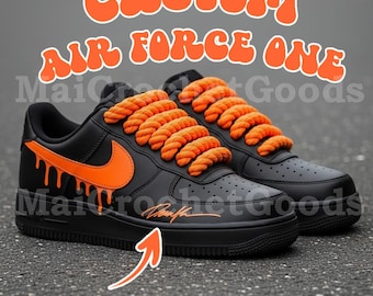 Zapatillas Air Force 1 personalizadas pintadas a mano, estilo urbano con logo Swoosh y nombre personalizado.