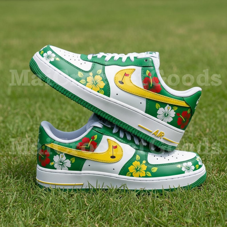 Puede incluir: Un par de zapatillas blancas y verdes con dise&ntilde;os florales y detalles amarillos. Las zapatillas presentan un logotipo amarillo y un dise&ntilde;o de bandera de golf. Los zapatos est&aacute;n colocados sobre una superficie de hierba verde.