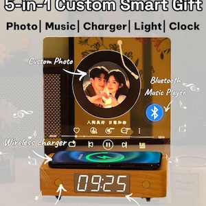 Könnte beinhalten: Ein intelligentes Holzgeschenk mit individuellem Foto, kabellosem Ladegerät, Uhr, einstellbarem Nachtlicht und Bluetooth-Musikplayer. Das Gerät zeigt die Uhrzeit an und hat ein ladendes Telefon oben. Der Text lautet "5-in-1 Custom Smart Gift".