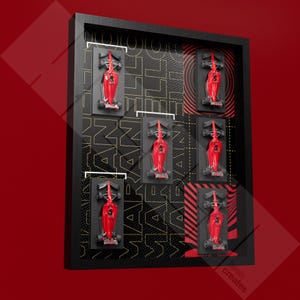 Puede incluir: Una vitrina enmarcada en negro con seis coches de carreras en miniatura rojos dispuestos en una cuadrícula. El fondo es negro con un patrón repetitivo de letras blancas y amarillas.