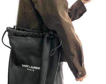 Bolsa de ombro com cordão YSL Teddy Pochon preta em couro legítimo