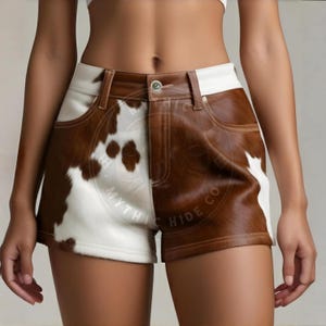 Pantaloncini in pelle di vacchetta con pelo: stile cowgirl western a vita alta