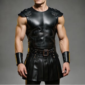 Peut inclure: Tenue noire en cuir de style gladiateur. L'ensemble comprend un haut sans manches avec épaulettes, une jupe plissée, des manchettes et une ceinture à boucle rectangulaire. La tenue est conçue pour le cosplay ou les événements costumés.
