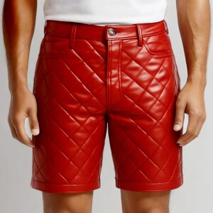 Könnte beinhalten: Rote, gesteppte Leder-Shorts mit Rautenmuster. Die Shorts haben einen Knopfverschluss und werden mit einem weißen T-Shirt getragen. Ein auffälliges Kleidungsstück.