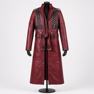 Peut inclure: Un long manteau en cuir bordeaux avec des détails noirs et des clous argentés. Le manteau présente un col montant, une ceinture et des panneaux en cuir noir sur les épaules et les manches. Le manteau est présenté sur un mannequin noir.