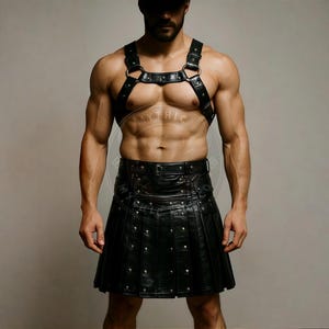 Handgefertigter Leder Kilt mit Brust Harness: Gothic Gladiator Outfit