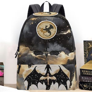 Può includere: Zaino nero con un design a drago. Lo zaino presenta un'illustrazione dettagliata di un drago su uno sfondo di cielo stellato con accenti dorati. Include una maniglia superiore, spallacci regolabili e una tasca frontale con cerniera.