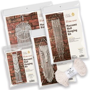 Puede incluir: Tres kits de macramé para colgar en la pared con cordón de algodón natural, una varilla de madera y tubos de cobre. Cada kit incluye instrucciones ilustradas. El tamaño terminado es de aproximadamente 30 cm x 46 cm.