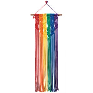 Puede incluir: Colgante de pared de macramé arcoíris con una barra de madera en la parte superior. El macramé está hecho con una variedad de colores, incluyendo rojo, naranja, amarillo, verde, azul y morado.