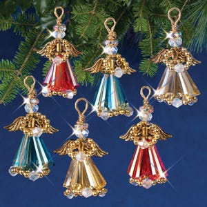 Op de afbeelding: Zes kralenengel-versieringen in verschillende kleuren, waaronder rood, goud en blauw. Elke engel is gemaakt van kleine glazen kralen en heeft een draadhalo en vleugels.