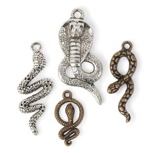 Peut inclure: Quatre breloques en forme de serpent argentées et bronze. Les breloques sont en forme de serpents avec des écailles et des têtes détaillées. Les breloques sont parfaites pour la fabrication de bijoux ou pour ajouter une touche unique à tout projet artisanal.