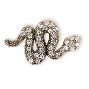Op de afbeelding: Een gouden slangen broche met heldere strass steentjes. De slang is gekruld in de vorm van een acht.