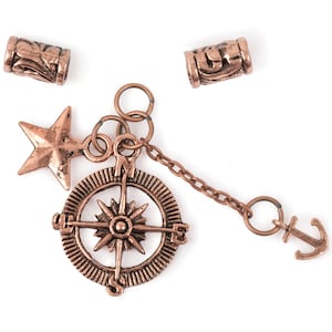 Pode incluir: Contas de cabelo em tom cobre com um amuleto de bússola, um amuleto de estrela e um amuleto de âncora. Os amuletos são conectados por uma corrente.