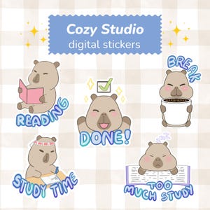Puede incluir: Pegatinas digitales de Cozy Studio con osos de dibujos animados en varias poses relacionadas con el estudio. Un oso lee un libro rosa, otro está marcado como "DONE!" con una marca de verificación, y otro se toma un descanso para tomar café. Otros adhesivos muestran "Study Time" y "Too Much Study".