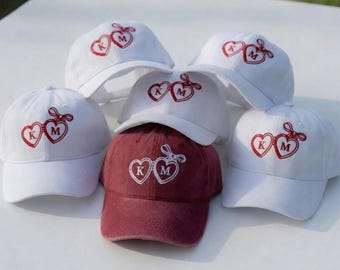 Gorra personalizada con iniciales de corazón bordadas para parejas, regalo de aniversario personalizado para ella y para él, gorra con letras bordadas, tocado con la fecha de la boda.