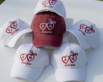 Gorra personalizada con fecha de boda bordada, gorra con inicial en forma de corazón, gorra con símbolo de despedida de soltera, gorra minimalista estética con bordado para novios.