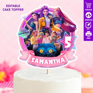 Può includere: Un cake topper con un gruppo di personaggi animati, un gatto blu e il nome "Samantha" su uno striscione rosa. Il numero "5" è visualizzato in una stella. Le parole "EDITABLE CAKE TOPPER" sono in alto.