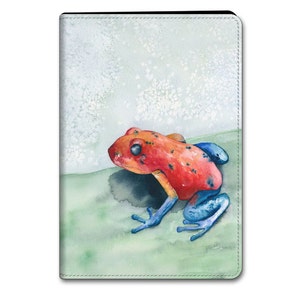 Puede incluir: Una pintura de acuarela de una rana venenosa roja y azul sobre una hoja verde. La rana tiene manchas negras y está sentada sobre una hoja verde con un fondo blanco.