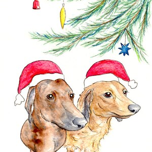 K&ouml;nnte beinhalten: Aquarellillustration von zwei Dackeln mit roten Weihnachtsm&uuml;tzen unter einem Weihnachtsbaumzweig mit Ornamenten. Ein Hund ist braun, der andere ist hellbraun. Das Kunstwerk ist mit "Brygen" signiert.