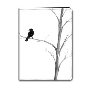 Puede incluir: Una ilustración en blanco y negro de un cuervo posado en una rama desnuda de un árbol. El cuervo está mirando hacia la izquierda y el árbol está en el fondo.