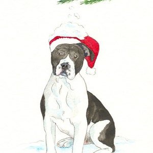 K&ouml;nnte beinhalten: Aquarellmalerei eines schwarz-wei&szlig;en Hundes mit rotem und wei&szlig;em Weihnachtsmannhut, der im Schnee sitzt. Gr&uuml;ne Kiefernzweige und Schnee befinden sich &uuml;ber dem Hund. Der Hund hat einen traurigen Gesichtsausdruck.