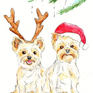 K&ouml;nnte beinhalten: Aquarellmalerei von zwei kleinen Hunden, einer mit Rentiergeweih und der andere mit Weihnachtsm&uuml;tze. Die Hunde sind hellbraun und wei&szlig;, mit einem verschneiten Hintergrund und gr&uuml;nen Kiefernzweigen.