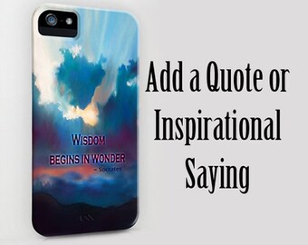 Może przedstawiać: Etui na telefon z niebieskim i fioletowym tłem zachodzącego słońca. Na etui nadrukowany jest tekst "Wisdom begins in wonder - Socrates".