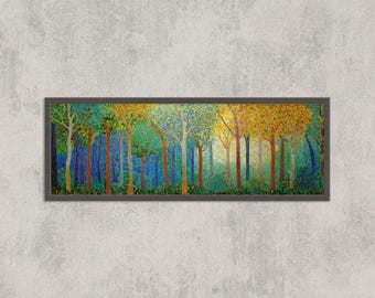 Puede incluir: Una pintura de paisaje enmarcada representa una colorida escena de bosque. La obra presenta árboles con un follaje vibrante verde, amarillo y azul, sobre un fondo de un bosque azul y verde. La pintura está encerrada en un marco gris oscuro.
