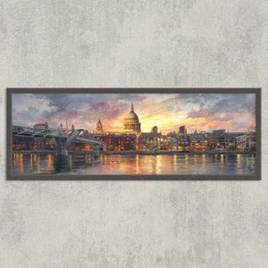 Puede incluir: Pintura panorámica enmarcada de Londres al atardecer. La obra representa el horizonte de la ciudad, incluyendo la Catedral de San Pablo, el Puente del Milenio y otros edificios, con el río Támesis reflejando el cielo colorido.
