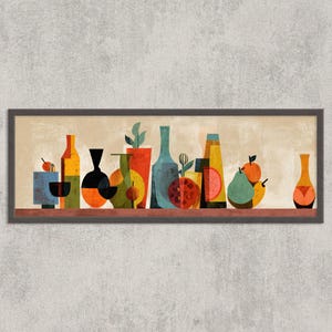 Könnte beinhalten: Abstrakter Kunstdruck mit einer Sammlung stilisierter Flaschen, Vasen und Früchte. Das Kunstwerk verwendet eine gedämpfte Farbpalette aus Orange, Blau, Grün und Gelb. Die Objekte sind auf einem braunen Regal vor einem beigen Hintergrund angeordnet, eingerahmt in einem dunkelbraunen Rahmen.