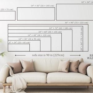Pu&ograve; includere: Una guida alle taglie per opere d'arte da parete, con dimensioni in pollici e centimetri. La guida mostra pezzi rettangolari che vanno da 20 x 60 cm a 75 x 225 cm. Il testo "RENEE WALL ART" &egrave; visibile. La dimensione del divano &egrave; 229 cm.