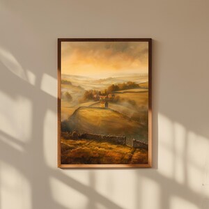 Pintura al óleo de colinas europeas brumosas – Impresión de paisaje de granja con niebla matutina – Arte rural con muro de piedra – Póster de bellas artes rurales sereno