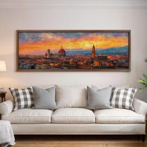 Pu&ograve; includere: Una stampa su tela panoramica incorniciata di Firenze, Italia, con un vivace tramonto sulla citt&agrave;. L'opera d'arte mostra il Duomo e altri monumenti, con calde tonalit&agrave; arancioni, rosse e gialle che dominano il cielo. La stampa &egrave; esposta sopra un divano bianco con cuscini grigi e a scacchi.